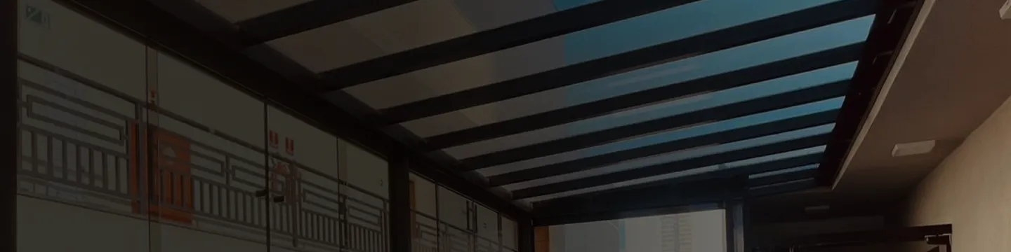 Cobertura em policarbonato instalada em terraço