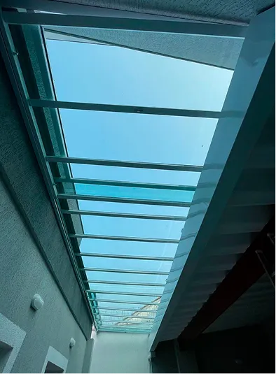 Cobertura de vidro em projeto comercial